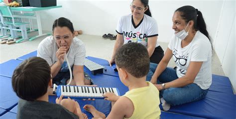 Crian As Autismo Do Centro De Refer Ncia Recebem Aula De Inicia O