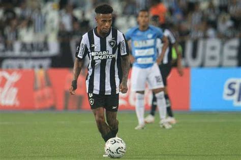 Após goleada Tchê Tchê vê melhora no Botafogo e valoriza torcida