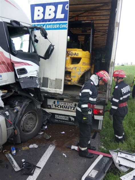 Accident grav pe DN1 cu două tiruri implicate galerie foto