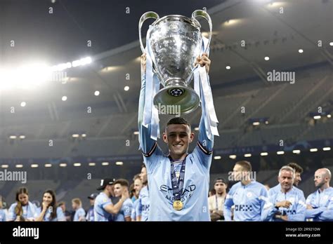 ISTANBUL Phil Foden Del Manchester City FC Con Il Trofeo UEFA