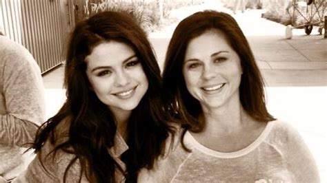 Selena Gomez celebrates mom's baby bump