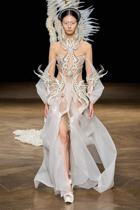 Iris Van Herpen Fall 2022 Couture Collection Fashion Show Runway