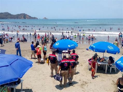 Salvavidas De Acapulco Rescatan A Turistas De Morir Ahogados