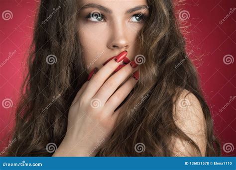 Mulher Bonita Sensual Que Levanta No Vestido Vermelho Menina Cabelo