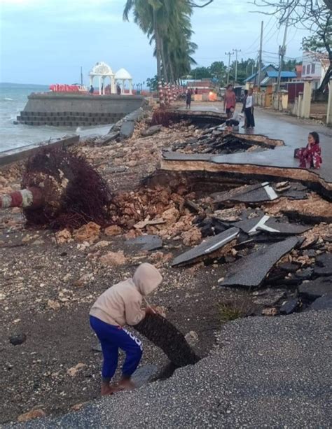 Dampak Gelombang Tinggi Rusak Jalan Penghubung Lintas Kabupaten Di