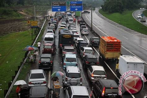 Malam Pergantian Tahun Jalur Menuju Puncak Ditutup ANTARA News