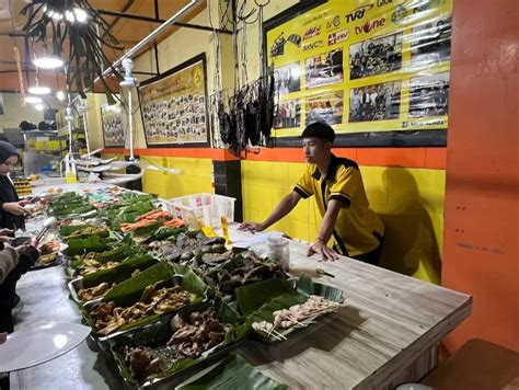 Selalu Ramai Pembeli Warung Nasi Alam Sunda Sajikan Aneka Sambal Lebih