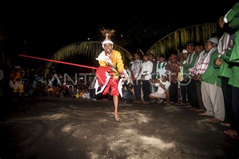 Tari Cakalele Untuk Buka Kampung Antara Foto