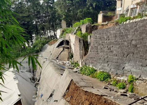 Colapsa muro de contención en ruta a Muxbal y evacúan viviendas por