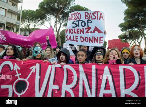 Roma Italia De Noviembre De Una Joven Activista Muestra El