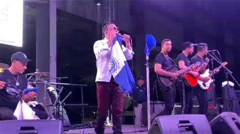 Zacar As Ferreira Cant Para El Salvador Y Con La Bandera En La Mano Se