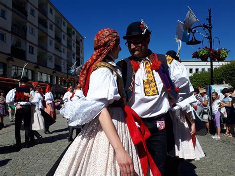 Festiwal Świat pod Kyczerą Barwny korowód w Legnicy FOTO Radio