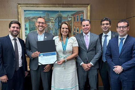 Honraria na Capital Baiana Sheila recebe a Medalha Adolfo Leitão