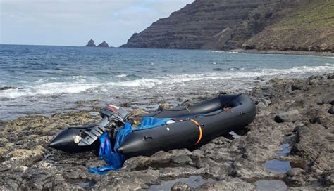 Hallan Una Zodiac Abandonada Junto A Las Salinas Del Risco De Famara