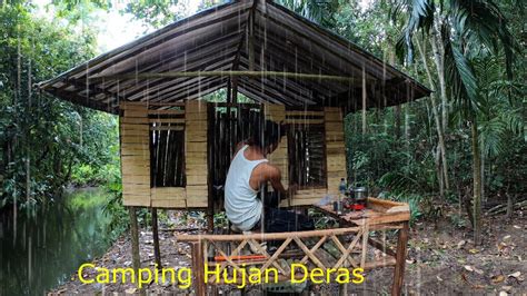 Solo Camping Hujan Deras Membangun Shelter Di Samping Sungai Tengah