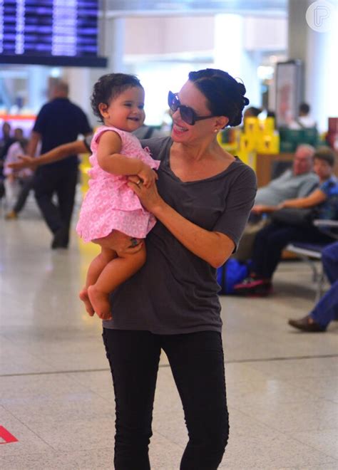 Foto Carolina Ferraz se divertiu ao fazer cócegas na filha Anna Izabel