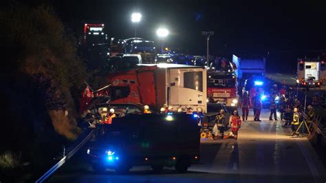 Unfall Auf A Lastwagen Rast Ungebremst In Stauende Verletzte