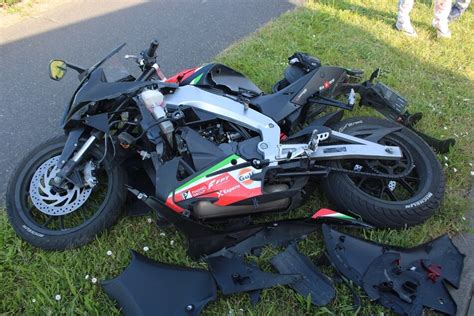 Unfall in Düren Rollerfahrer fährt auf Auto auf Drei Personen verletzt