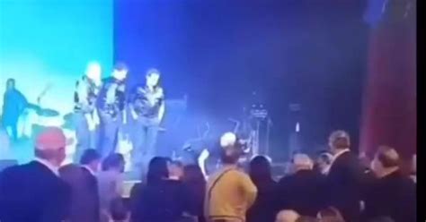 Massimo Ranieri Incidente E Caduta Dal Palco Durante Un Concerto Il