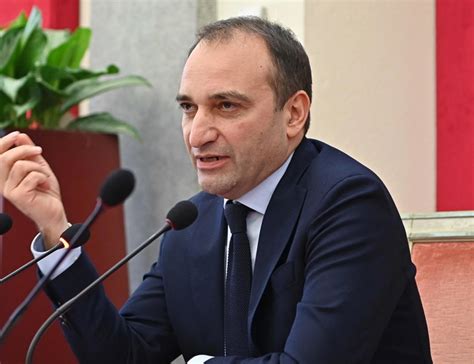 Torino, il Pd ti multa se non affitti casa tua: il vero volto della