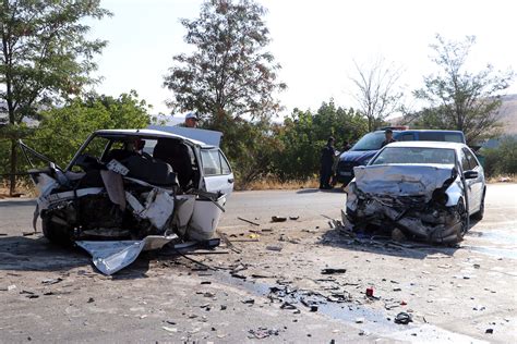 Otomobiller kafa kafaya çarpıştı 1 ölü 5 yaralı