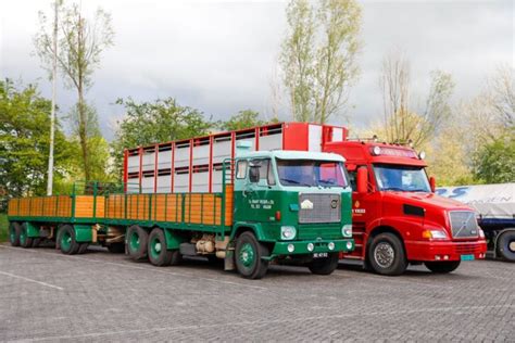 Tourtocht Door Groningen En Friesland Met Ongeveer 70 Oude Vrachtwagens