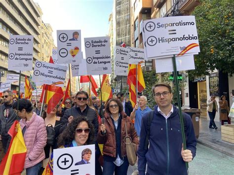 Miles De Valencianos Salen A La Calle Para Protestar Contra Los Pactos