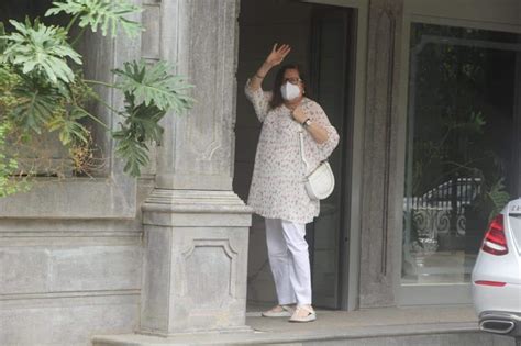 The Kapoor family spotted at Randhir Kapoor’s new house in Bandstand ...