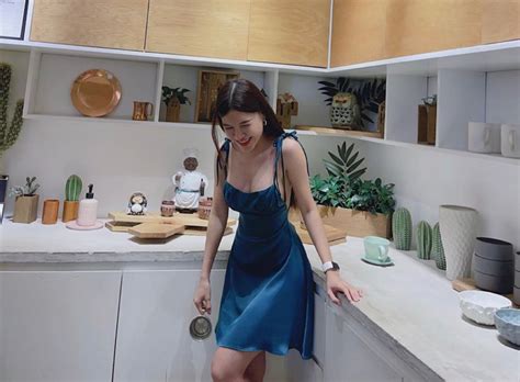 Bản sao Ngọc Trinh của thủ môn Đặng Văn Lâm thích diện bikini Saostar vn