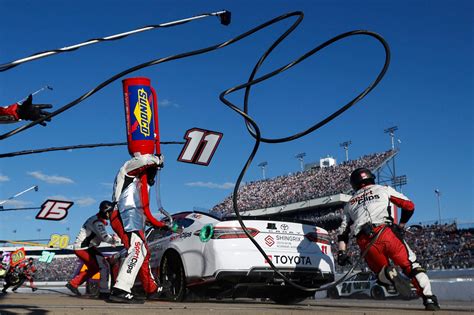 What Happens During A Nascar Pit Stop