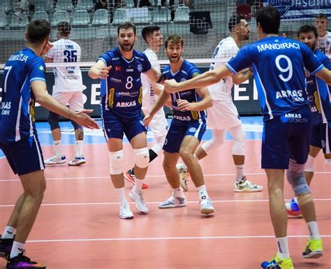 İzmir derbisinde Arkas Spor son sette güldü Voleybolunsesi