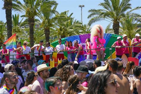 Desfile De Lesbianas Y Gays Banderas De Arco Iris En El Desfile Del Orgullo Gay Imagen De