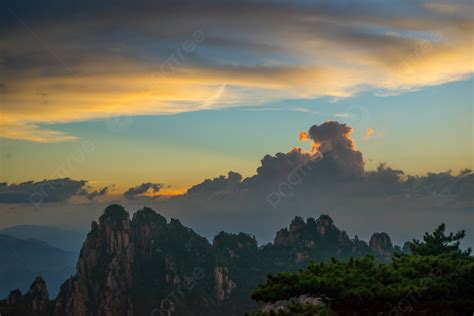 Magníficas Nubes De Puesta De Sol En Huangshan Provincia De Anhui