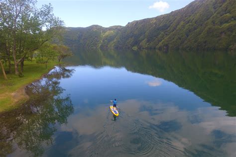 Cours de stand up paddle sur le lac de Sete Cidades sur l île de São