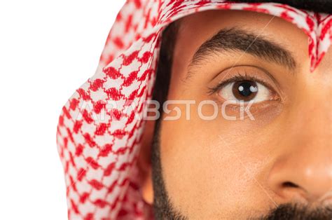 بورتريه بصورة مقربة لرجل سعودي خليجي يقوم بجلسة تصوير ، ينظر لأعلى