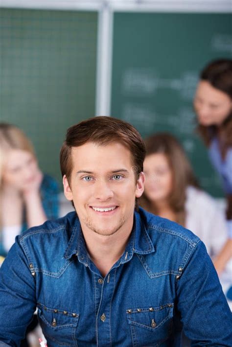 有同学的确信的女学生书桌的 库存图片 图片 包括有 纵向 学习者 微笑 学校 友谊 通信 朋友 31235735