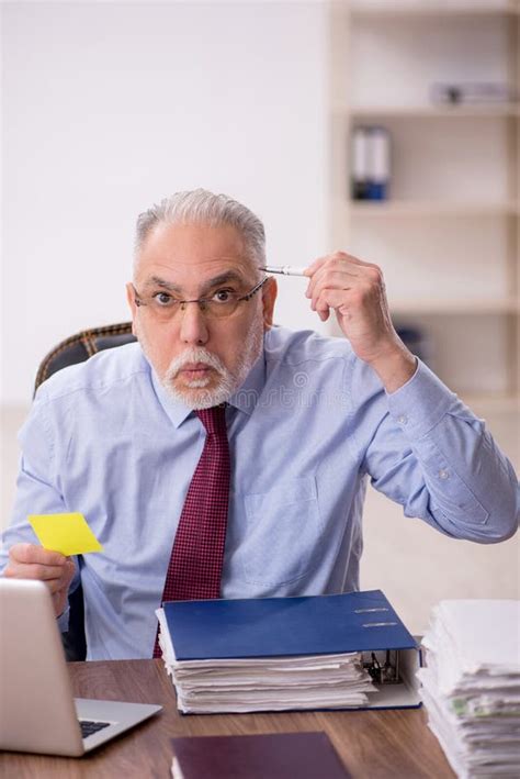 Antiguo Jefe Masculino Trabajando En El Lugar De Trabajo Foto De