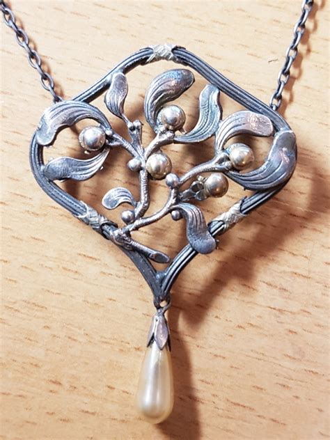 Pendentif en argent et perle d époque Art Nouveau à décor de gui