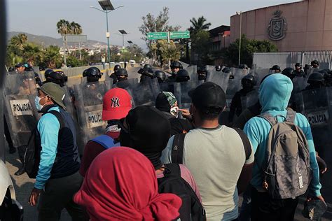 Estudiantes De Ayotzinapa Chocan Con Polic As En Autopista De Guerrero