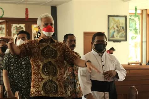 Kunjungi Gereja Ganjar Pranowo Ajak Natal Jadi Momen Bangkit Dan