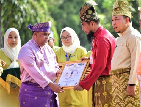 HUT Provinsi Riau Ke 66 Bupati Bengkalis Terima Anugerah Lencana Wira