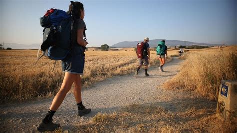 Las asociaciones del Camino de Santiago prohíben las maletas en los