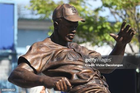 Los Angeles Dodgers Unveil Jackie Robinson Statue Photos Et Images De Collection Getty Images