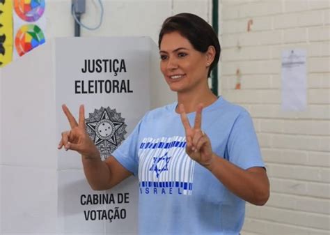 Michelle Bolsonaro vota em Ceilândia no DF Vitória nas mãos de Deus