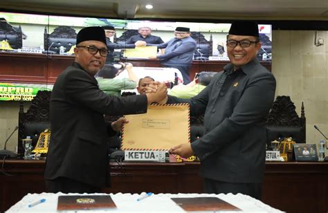 Bupati Budiman Sampaikan Pendapat Akhir Ranperda APBD 2023 Di Rapat