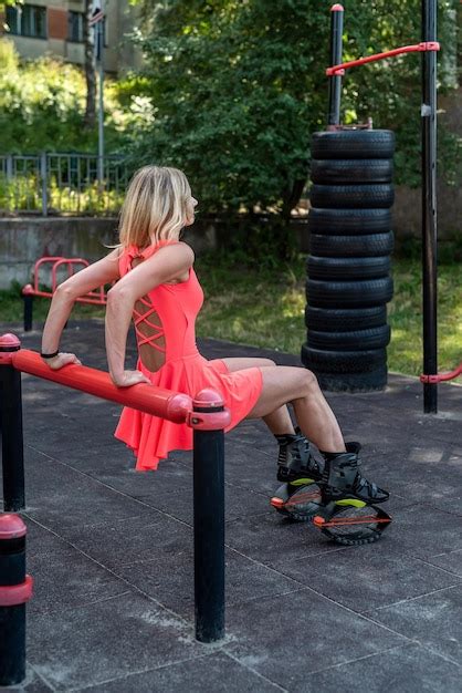 Mujer Bastante Delgada En Kangoo Jumps Haciendo Ejercicio En