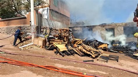 Incendio en taller de carpintería provoca daños en vivienda cercana en