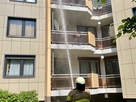 Fw Gl Wohnung Nach Balkonbrand Im Stadtteil Frankenforst Unbewohnbar