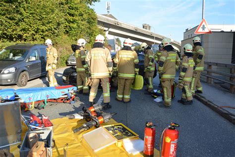 Verkehrsunfall In Hallein PKW Gegen Traktor Landesfeuerwehrverband