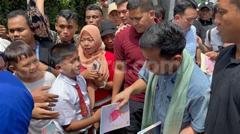 Gaya Gibran Kampanye Di Kandang Anies Kenakan Syal Dan Bagi Bagi Buku